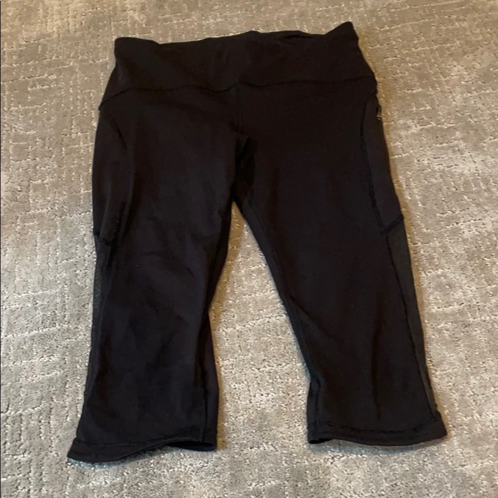 Lululemon crop legging, with mesh on back.